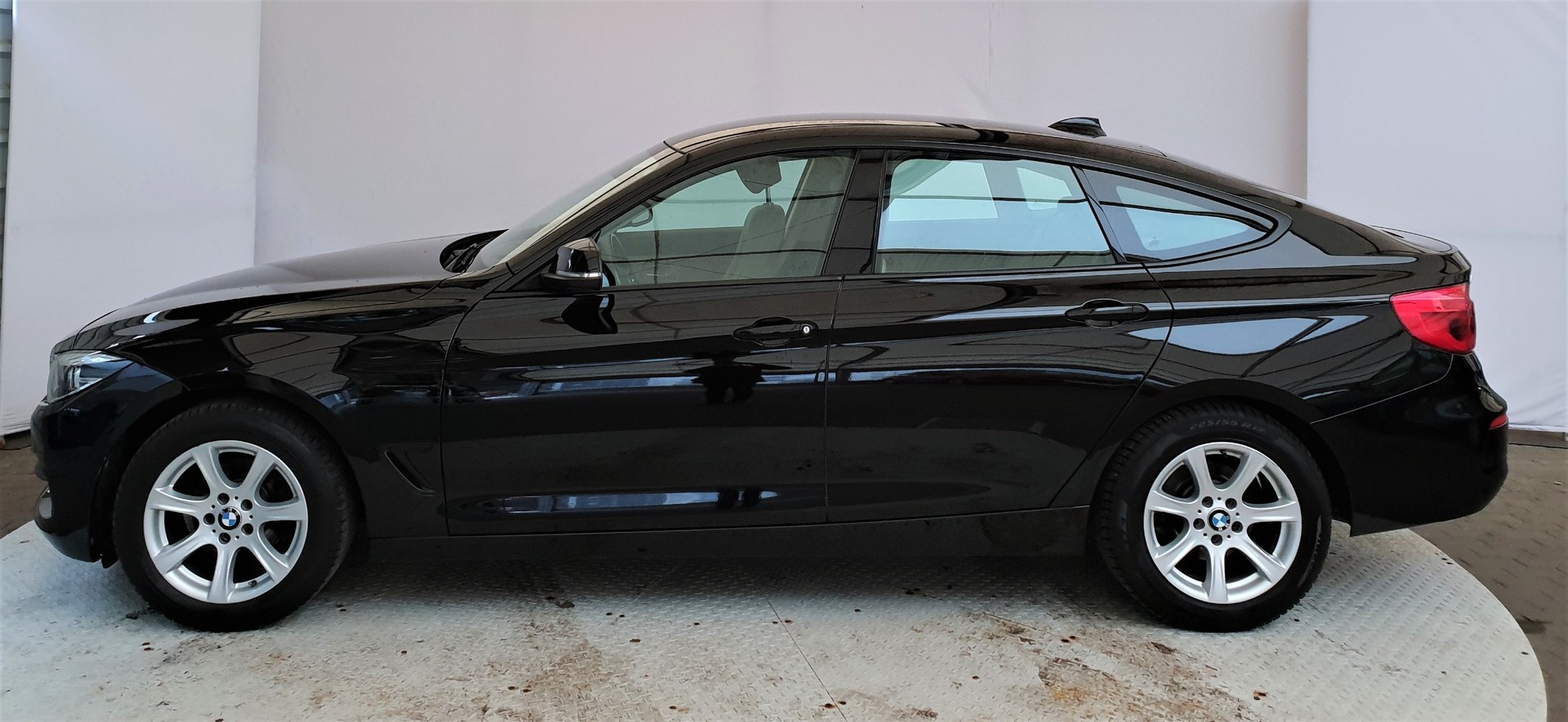 BMW Seria 3 Gran Turismo 318d Advantage Czarny używany