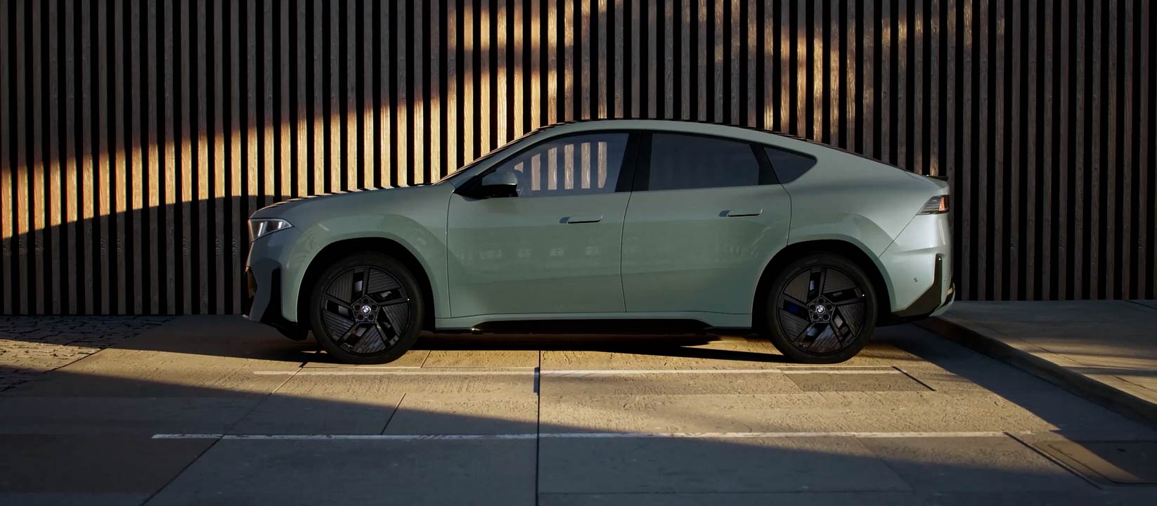 Szeroki tył. Linia w stylu coupé. Sportowy wygląd.